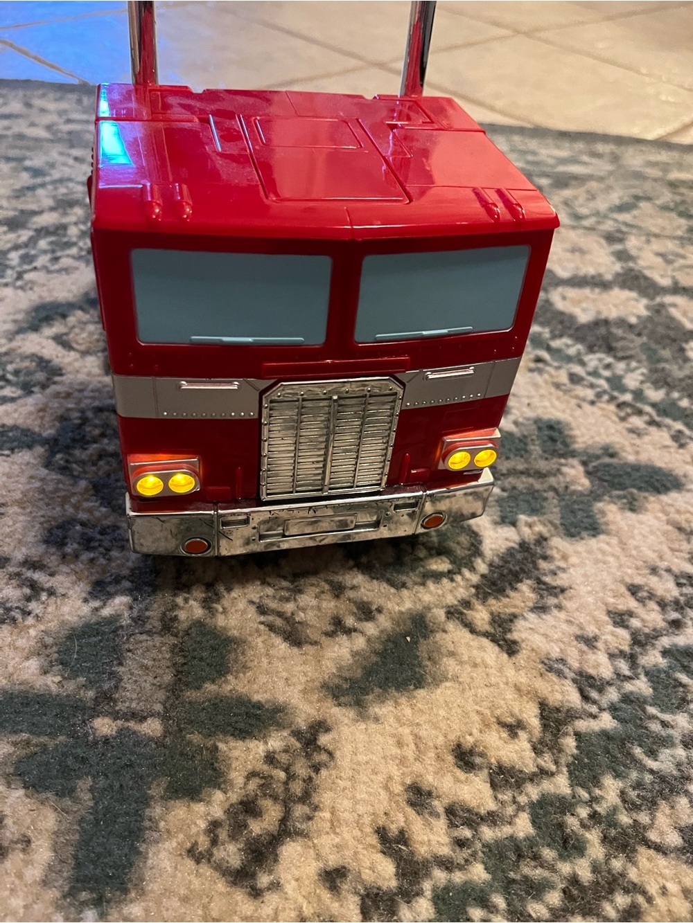Remote Control Transforming Optimus Prime - Picture 3 of 5